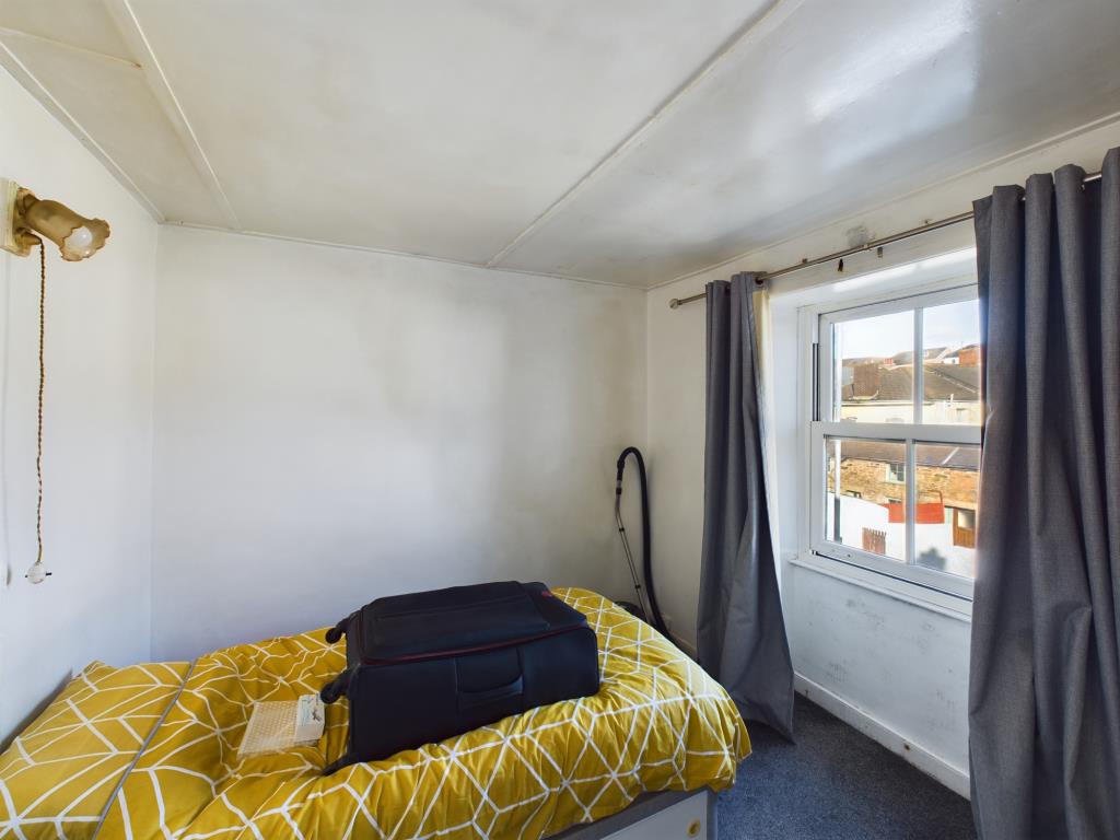 Lot: 141 - FREEHOLD HOUSE WITH LARGE GARDEN - Further bedroom